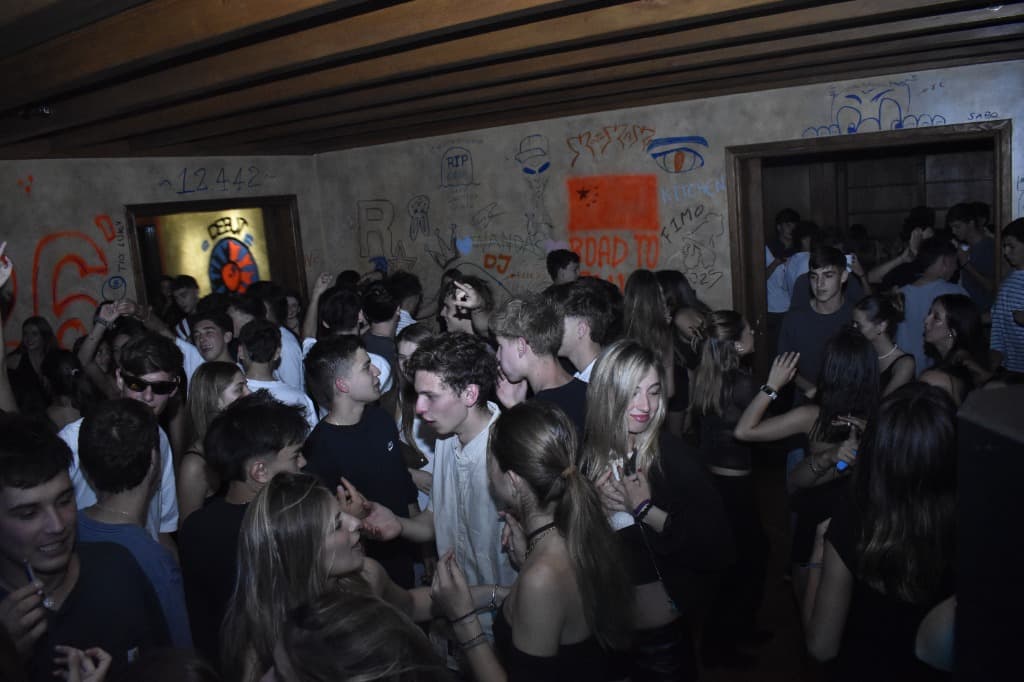 Montaje completo con parlantes e iluminación