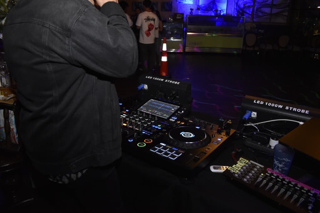 DJ en acción con controladora