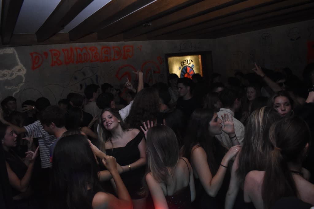 Ambiente de fiesta con multitud