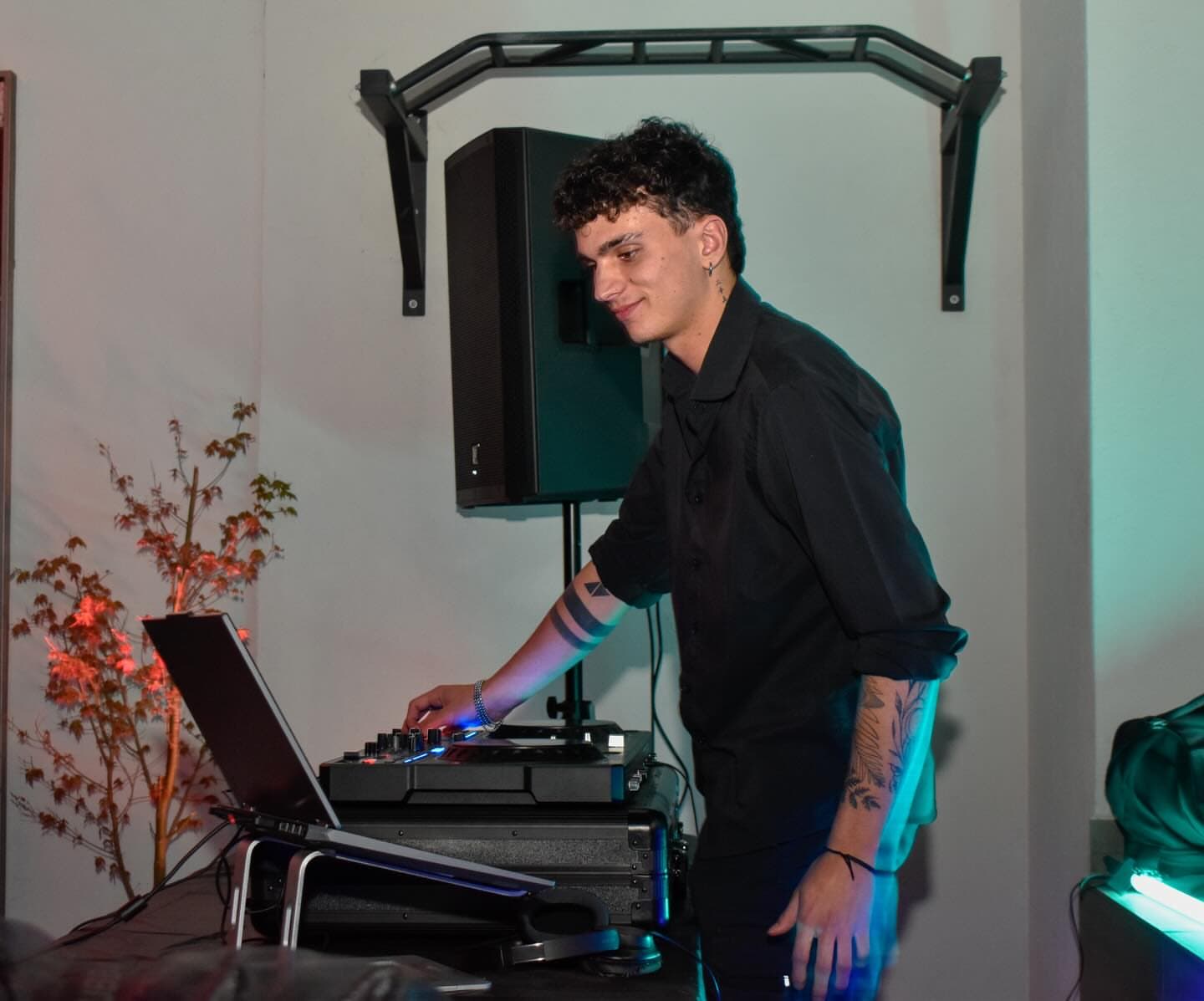 DJ con setup profesional